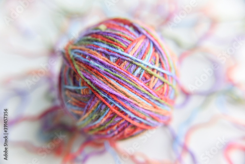 selective focus at different threads for knitting