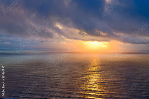光差す海