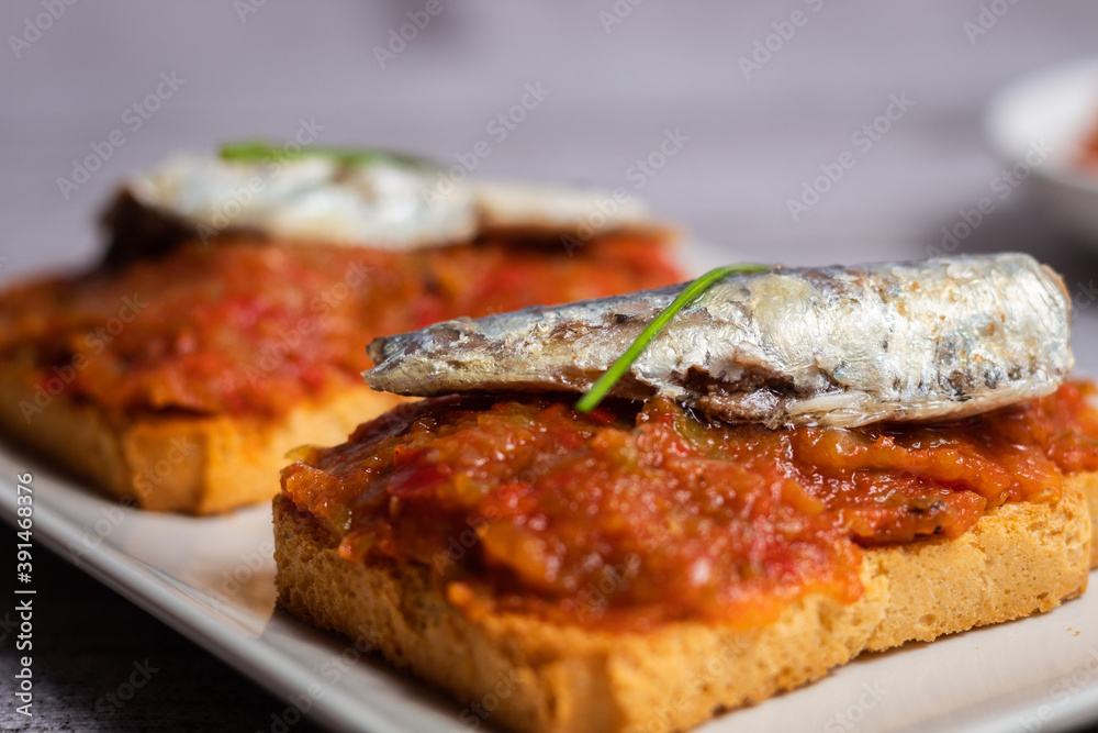 Tapa de sardinas gourmet con salsa especial de tomate 