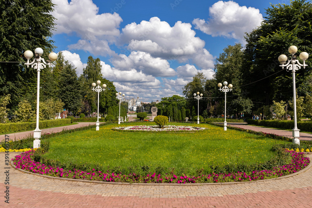 Obraz premium Tver, Tver region. Bright summer day in the city garden. Picturesque clouds