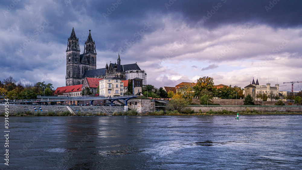 Fototapeta premium Der Dom in Magdeburg, Sachsen Anhalt, Deutschland 