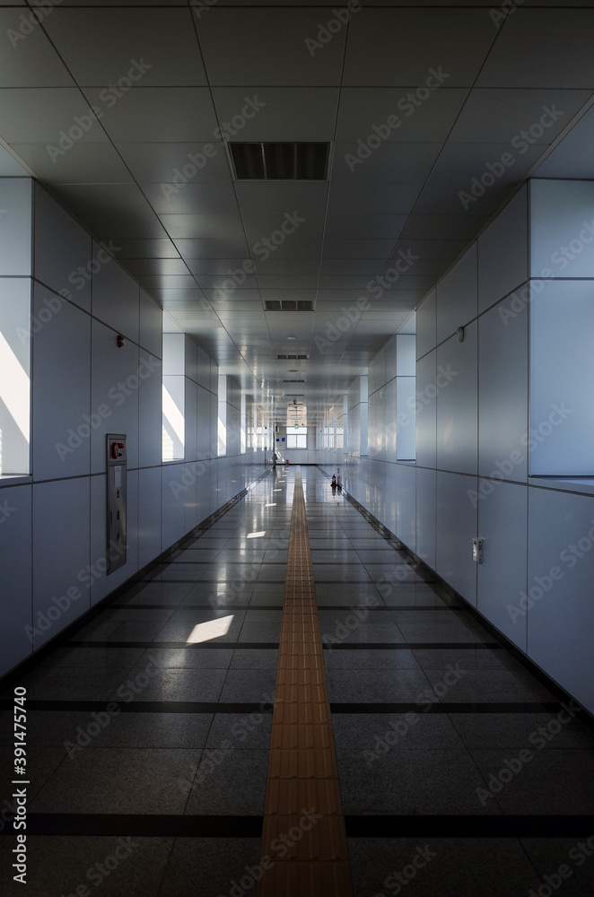 아무도 없는 긴 통로