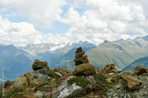 Bergpanorama mit Steinmännchen © In The Background