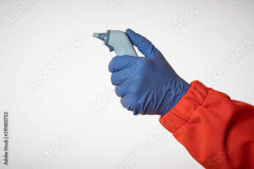 Hand mit roter Jacke Handschuh und digitalem Fieberthermometer
