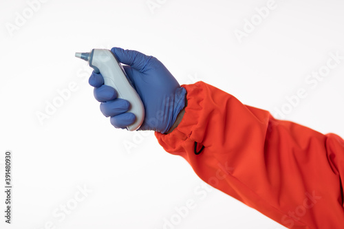 Hand mit roter Jacke Handschuh und digitalem Fieberthermometer