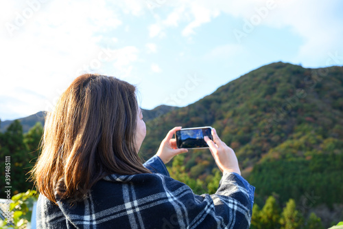 旅行の撮影をする日本人女性コピースペース付き2
