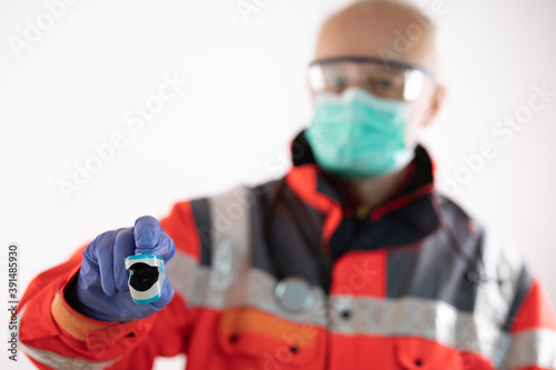 Sanitäter mit  Pulsoxymeter.