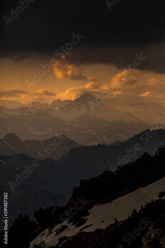 Italien - Gardasee - Berge im dramatischen Sonnenuntergang mit Wolken