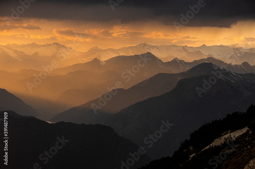 Italien - Gardasee - Berge im dramatischen Sonnenuntergang mit Wolken