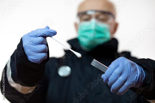 Sanitäter mit Corona Test Set