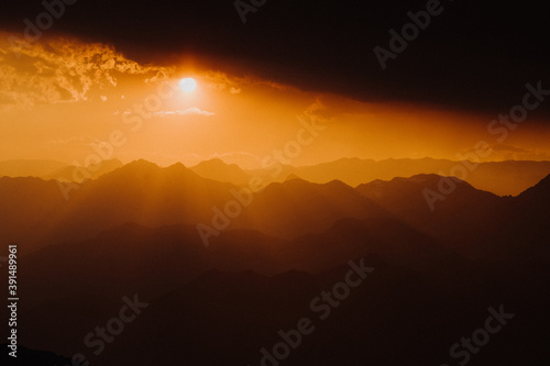 Italien - Gardasee - Berge im dramatischen Sonnenuntergang mit Wolken