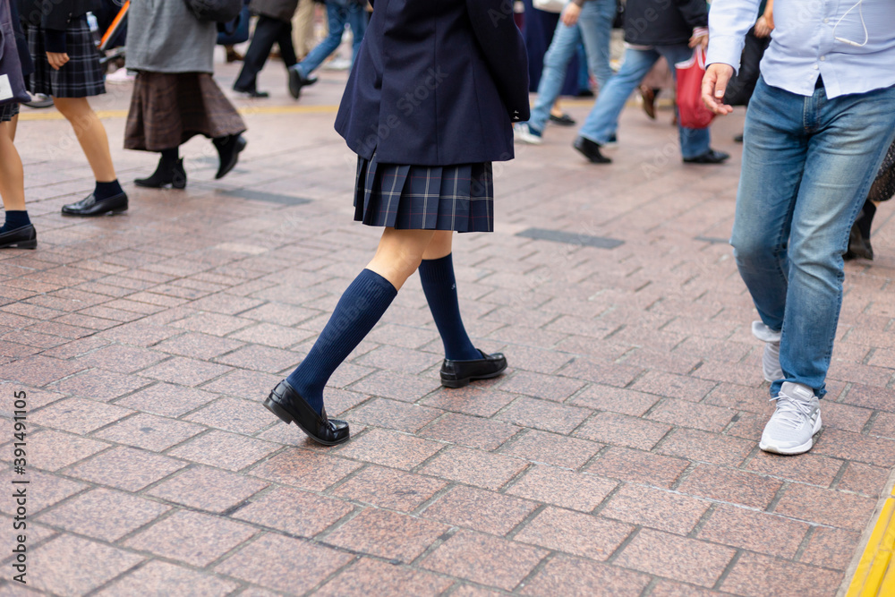 渋谷を歩く女子高生の足元 渋谷を歩く女子高生の足元