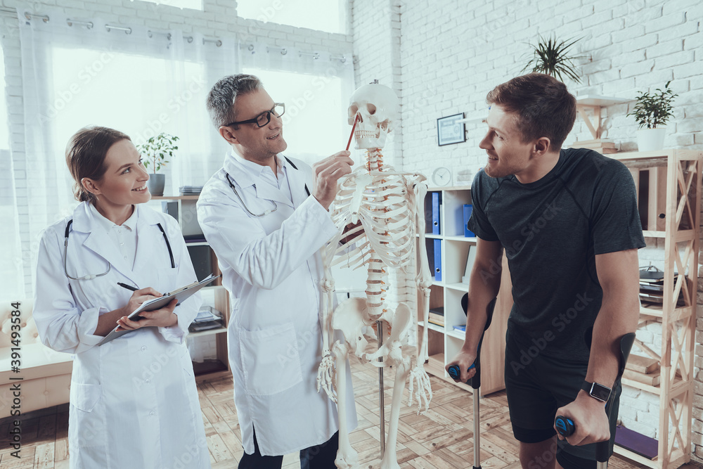 Obraz premium The doctor explains how an athlete's injury.