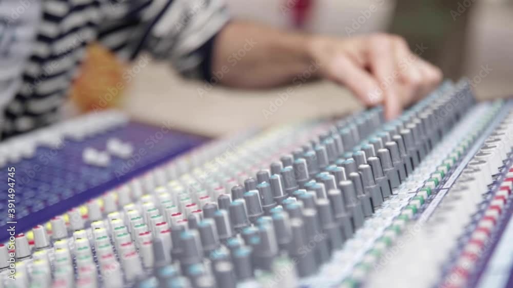 Console table de mixage - sonorisation concert live main de l'ingénieur son - musique festival de jour