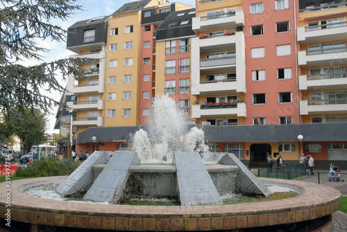 Ville d'Alfortville, immeuble d'habitations et fontaine en centre ville,  département du Val-de-Marne, France photo