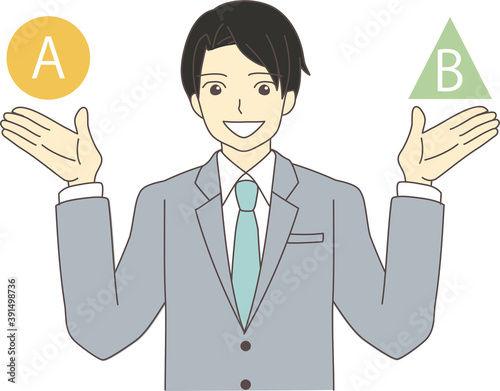 両手を上げて説明をしているスーツ姿のビジネスマン