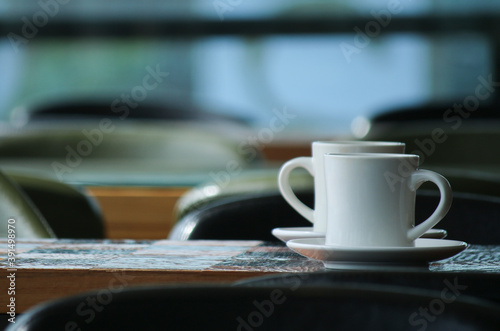 테이블 위에 놓인 두 개의 머그컵