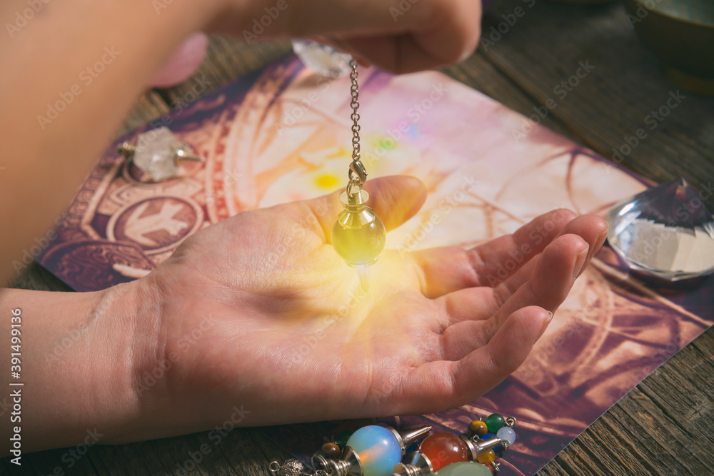 Fotografija Palm reading with pendulum