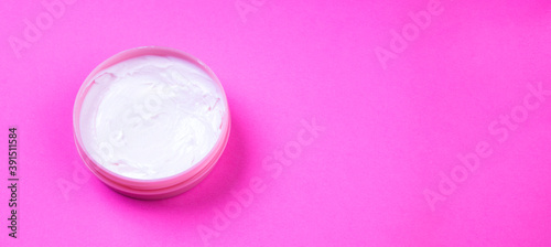 Obraz na płótnie Beauty cream jar on pink background w salonie