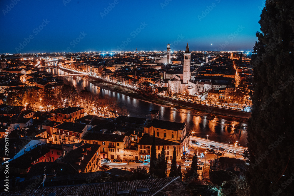 Italien - Verona - Stadt in der blauen Stunde
