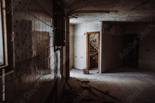 Fototapeta Naklejka Na Ścianę i Meble -  Lostplace- Altes zerfallenes Skihotel in Italien