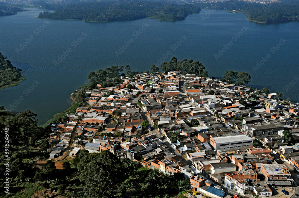 Ocupação ilegal de área de mananciais, represa Billings. São Paulo. Brasil