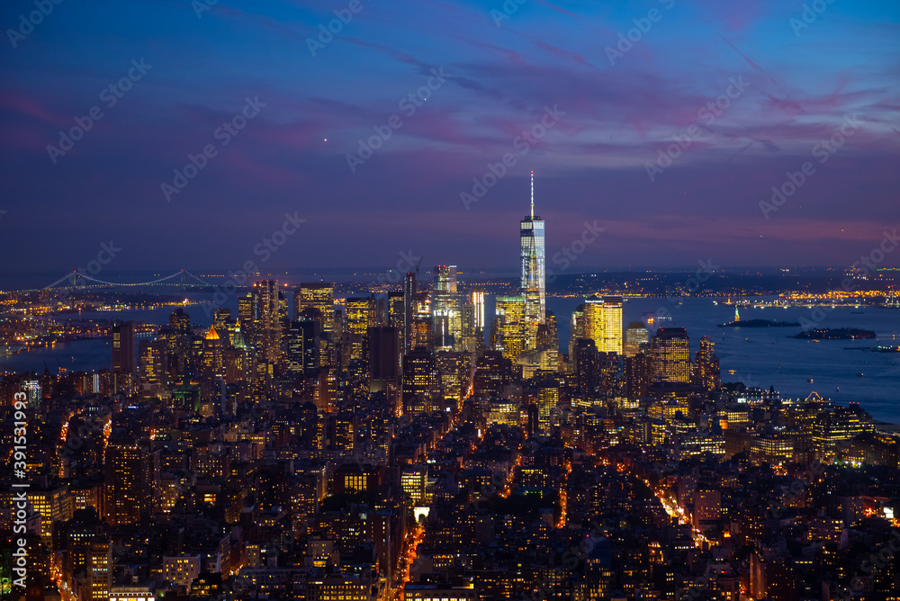 Obraz premium New York Manhattan skyline top view during autumn sunset with amazing colors and sights of skyscrapers