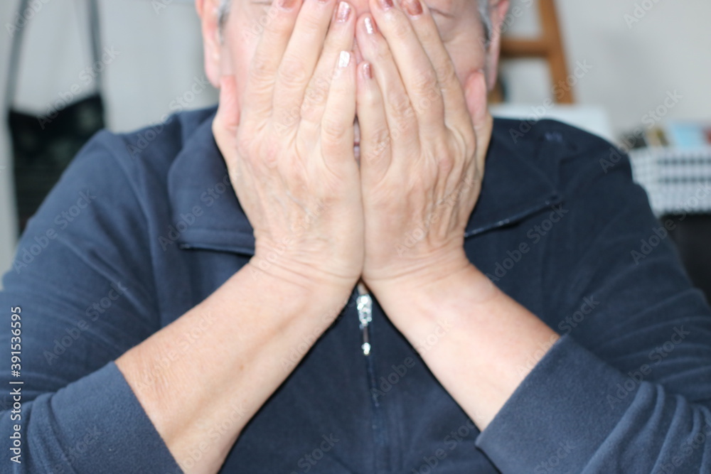 weibliche person bedeckt ihr gesicht mit den händen weibliche person bedeckt ihr gesicht mit den händen