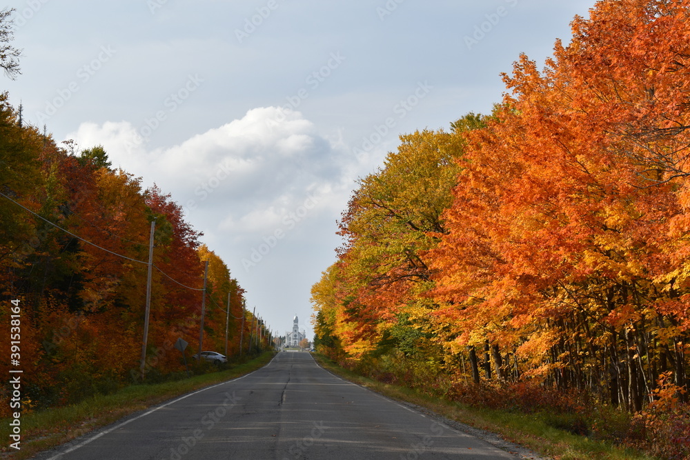 Obraz premium The village road in autumn, Sainte-Apolline