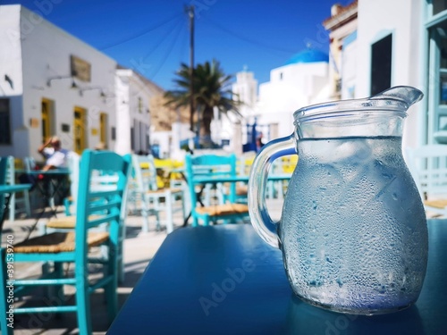 Obraz na płótnie refreshing water in front of a marketplace on the island of Serifos, Greece w salonie