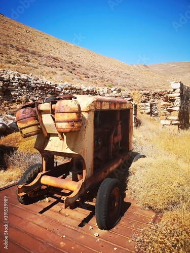 Obraz na płótnie rusty old mining equipment on the island of Serifos, Greece w salonie
