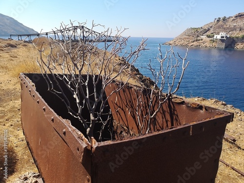 Obraz na płótnie rusty old mining cart on the island of Serifos, Greece w salonie