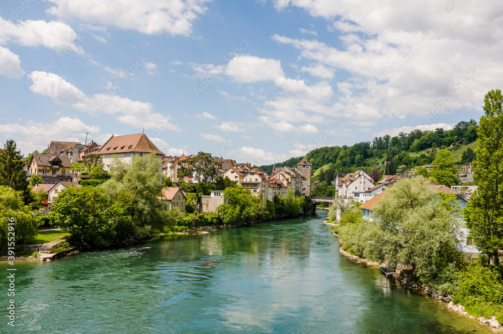 Naklejka premium Brugg, Aare, Altstadt, Schwarzer Turm, Stadt, Steinbrücke, Brücke, Altstadthäuser, Hofstatt, Ringmauer, Salzhaus, Jurasüdfuss, Aargau, Nordwestschweiz, Sommer, Schweiz