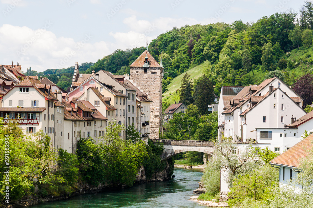 Fototapeta premium Brugg, Aare, Altstadt, Schwarzer Turm, Stadt, Steinbrücke, Brücke, Altstadthäuser, Jurasüdfuss, Aargau, Fluss, Nordwestschweiz, Sommer, Schweiz