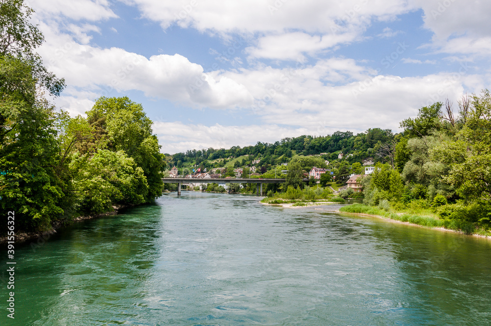 Obraz premium Brugg, Aare, Casino Brücke, Altstadt, Schwarzer Turm, Stadt, Altstadthäuser, Hofstatt, Ringmauer, Salzhaus, Jurasüdfuss, Aargau, Nordwestschweiz, Sommer, Schweiz