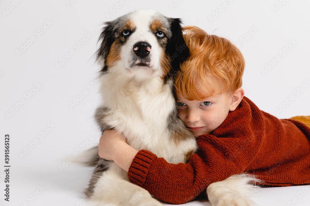 Australian Shepherd Hund und Junge sind beste Freunde Australian Shepherd Hund und Junge sind beste Freunde