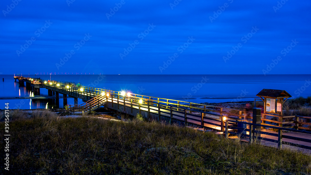 Seebrücke Prerow zur blauen Stunde, Ostsee, Mecklenburg-Vorpommern, Deutschland Seebrücke Prerow zur blauen Stunde, Ostsee, Mecklenburg-Vorpommern, Deutschland