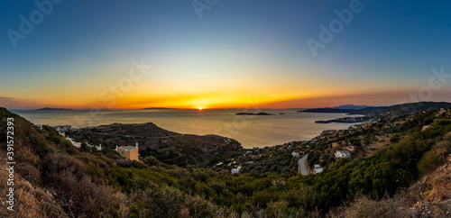 Sonnenuntergang über der Bucht des Ferienorts Batsi auf der griechischen Kykladeninsel Andros im Panorama
