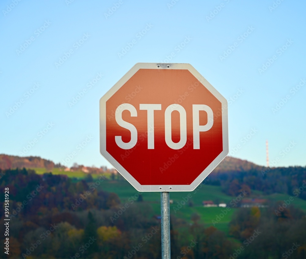 Obraz premium stop sign on blue sky background
