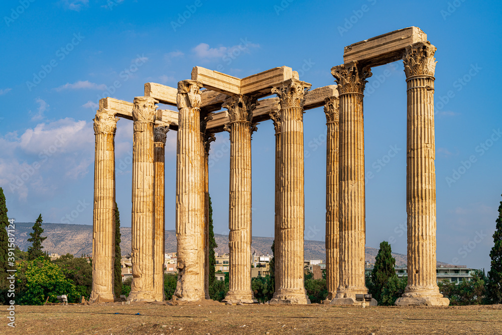 Acrópolis, panteón, templo de zeus y teatro en Atentas