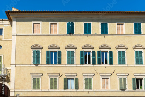 Fassade in der Altstadt von Siena, Italien