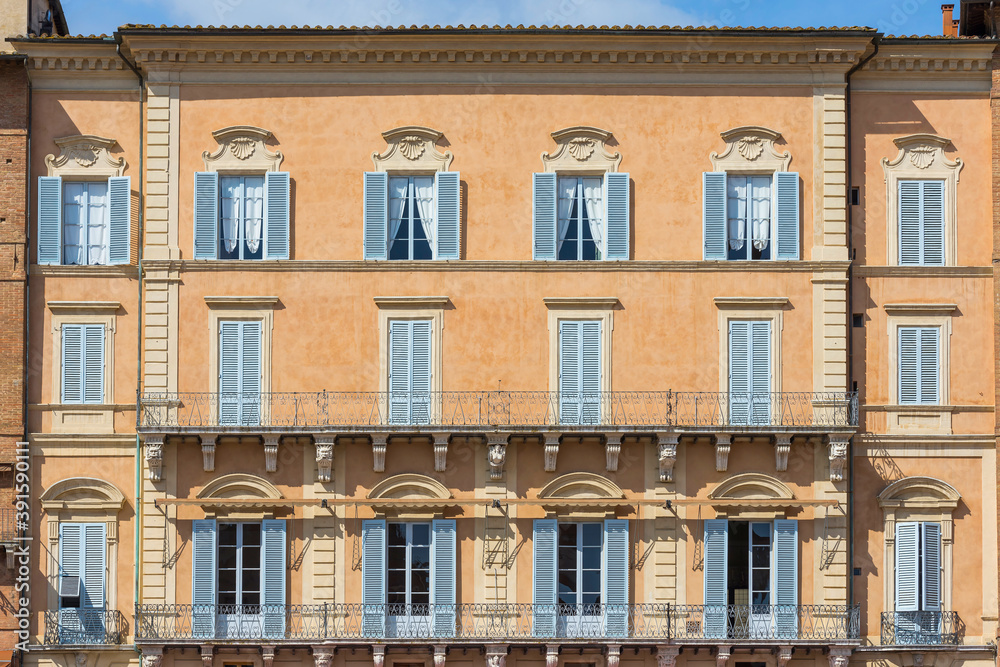 Fototapeta premium Fassade in der Altstadt von Siena, Italien