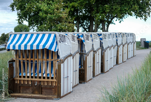 Konzept Lockdown Saisonende: Abgeschlossene Strandkörbe in einem Ferienort werden abgebaut  photo