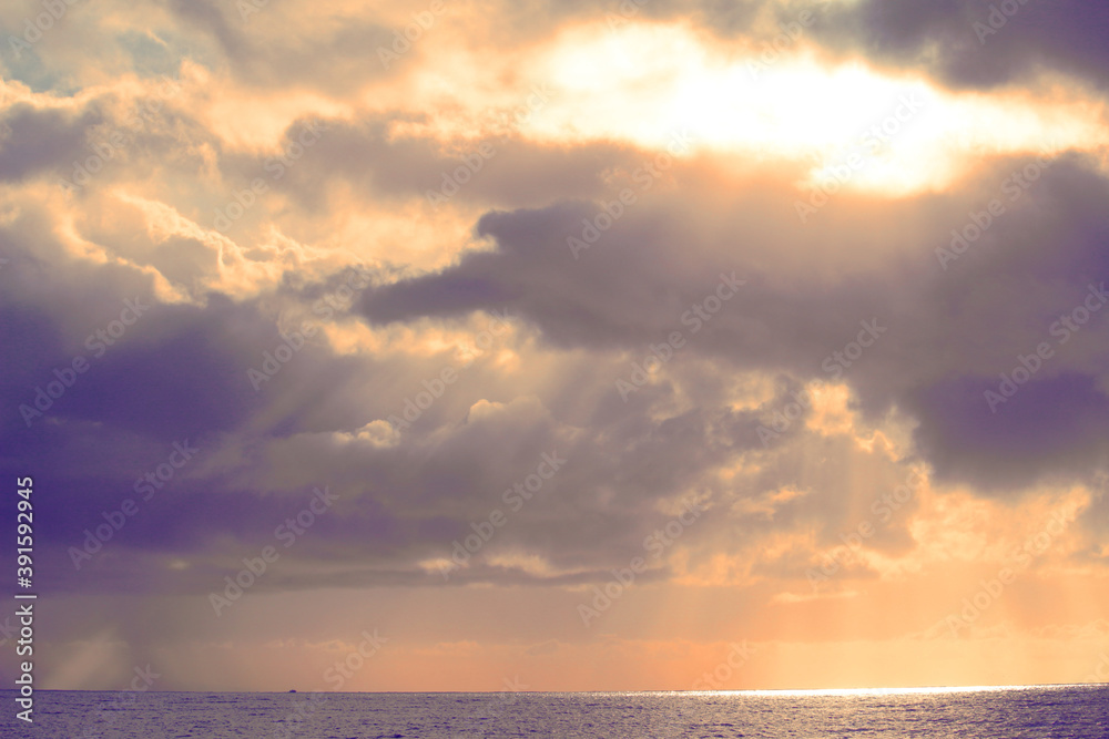 Obraz premium Dramatic sky over the Atlantic ocean (El Medano, Tenerife, Spain)