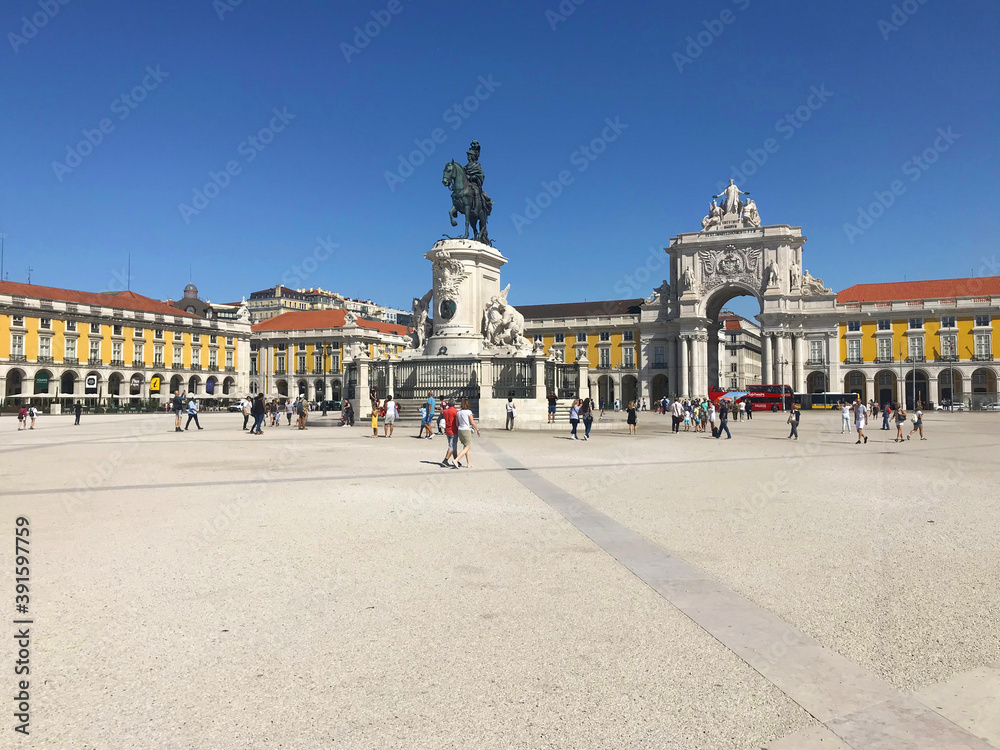 Obraz premium Praca do Comercio Square and statue of King in Lisbon, Portugal