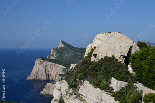 Veduta della costa di Capo Caccia, a sinistra Punta Carone e Punta Cristallo