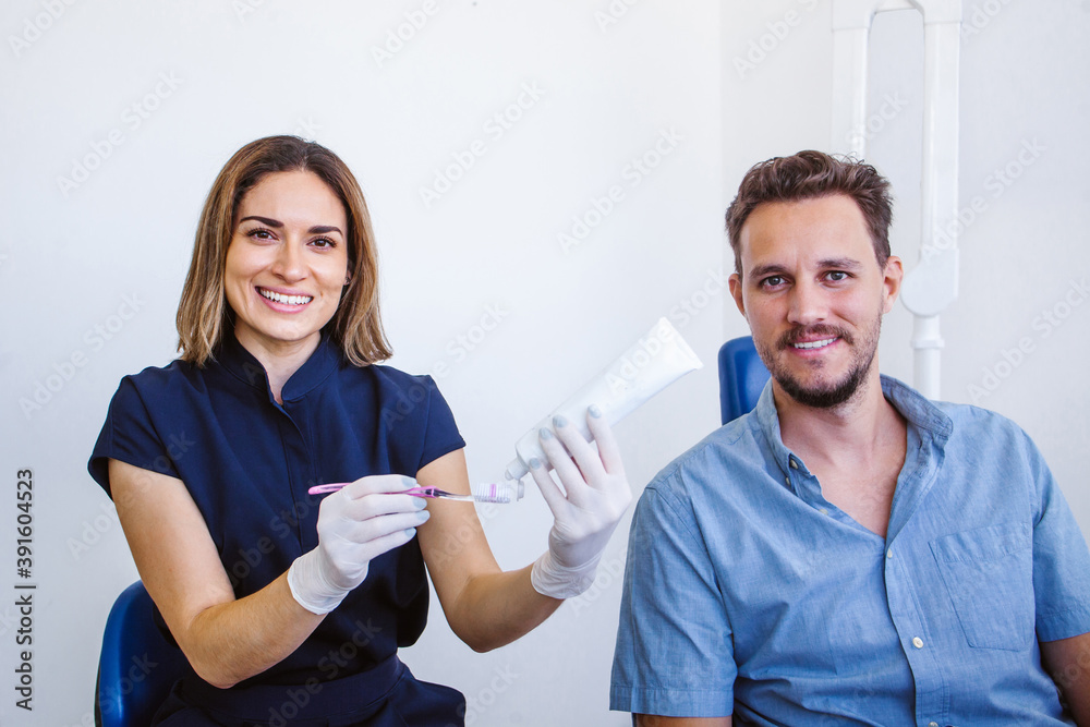Obraz premium latin dentist explaining dental health to hispanic patient