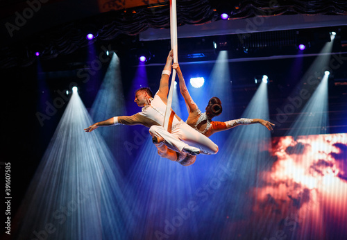 aerial performence, acrobats, aerial silk, aerial straps, danse,theater,aerialist, acrobat, circus, variate, entertaiment, photo