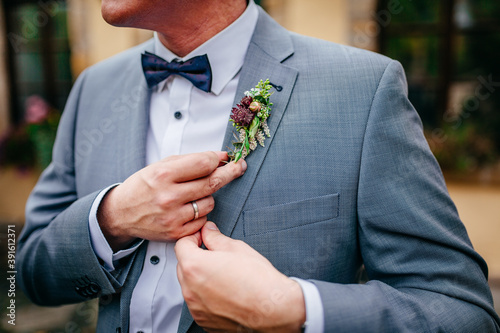 Bräutigam Anzug Hochzeitsvorbereitungen mit dem Blumen Anstecker und einer Fliege