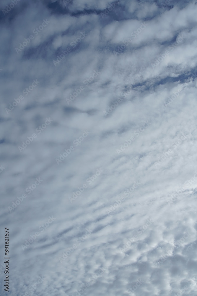 Cirrocumulus floccus, lebhaftes Wolken Bild mit blau und weiß in enger Abfolge